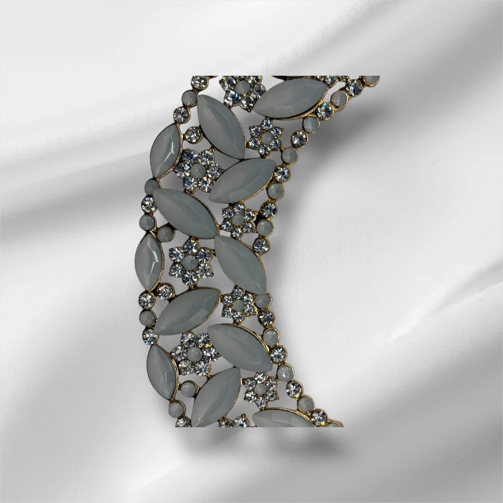 Stunning Floral Patterned Neckpiece - Image 2