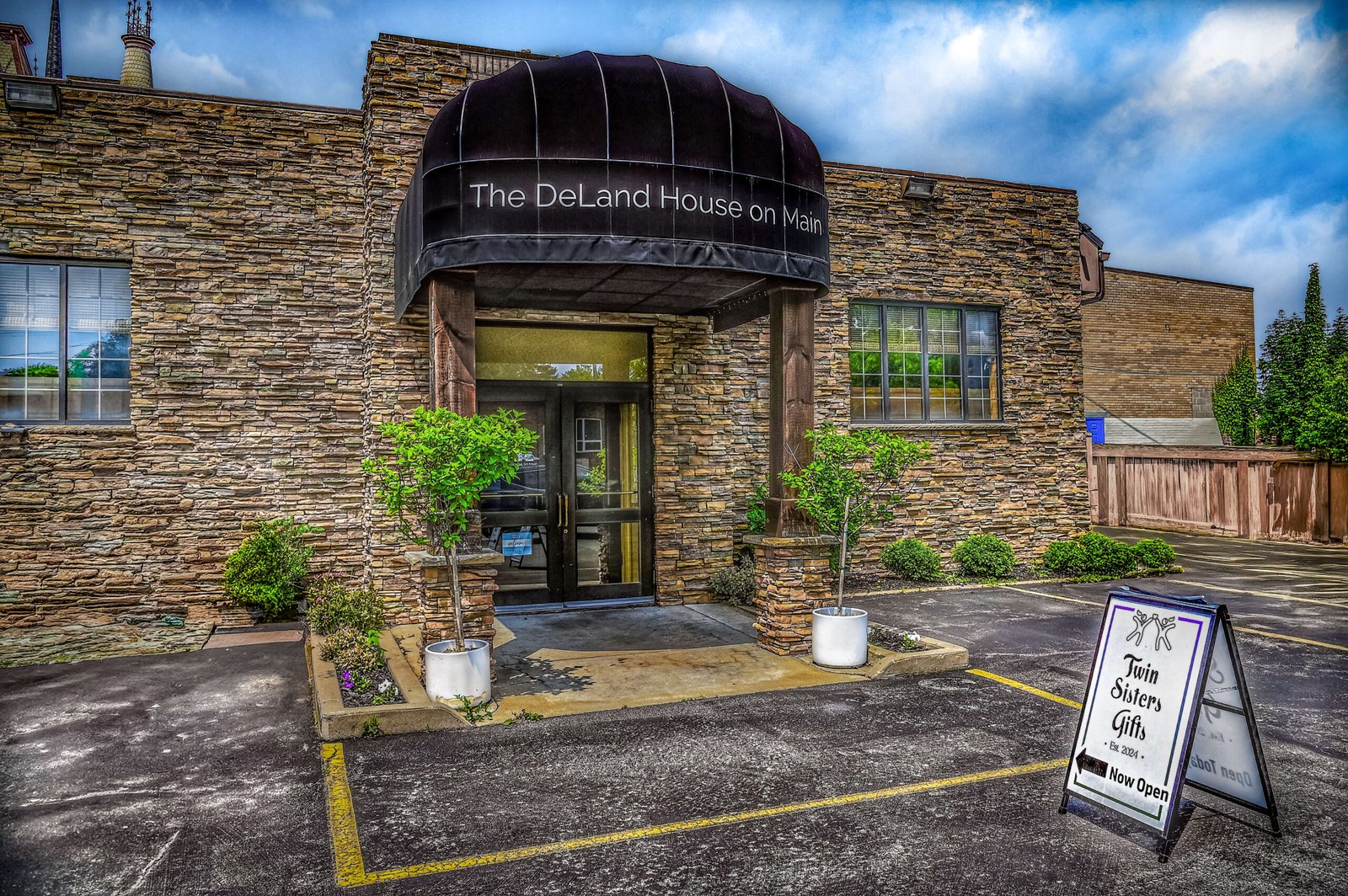 deland-on-main-paint-effect